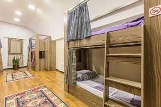 Хостелы Salam Hostel Baku Баку Кровать в общем 8-местном номере для мужчин и женщин-2